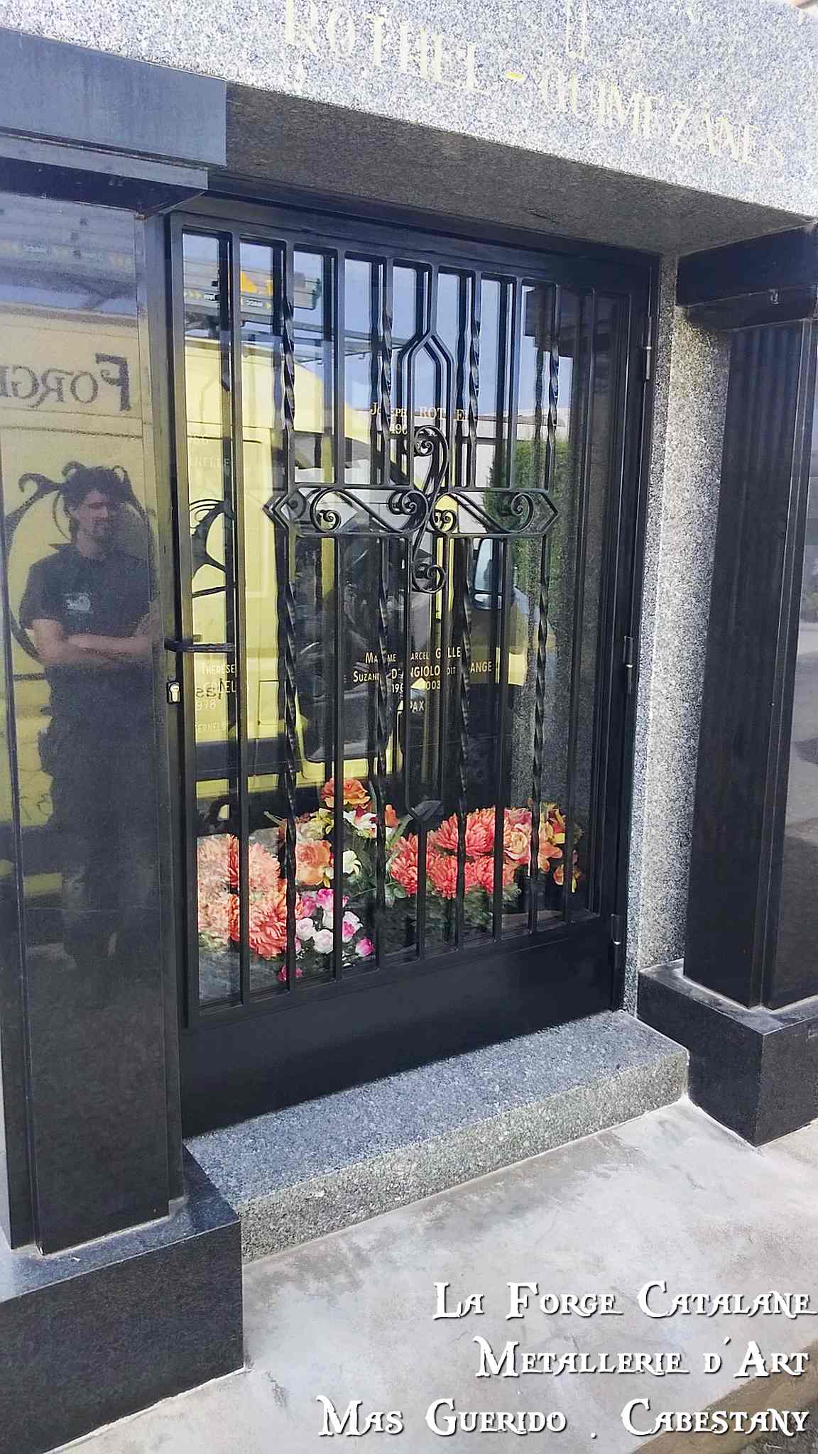 porte vitree caveau croix volutes forge catalane 2.jpg